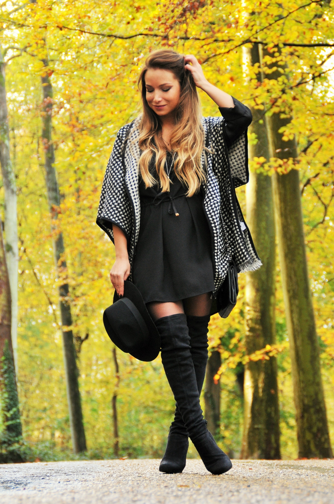 tenue cuissardes en daim noir robe noir gilet cape en laine motif pied de poule fall winter2014