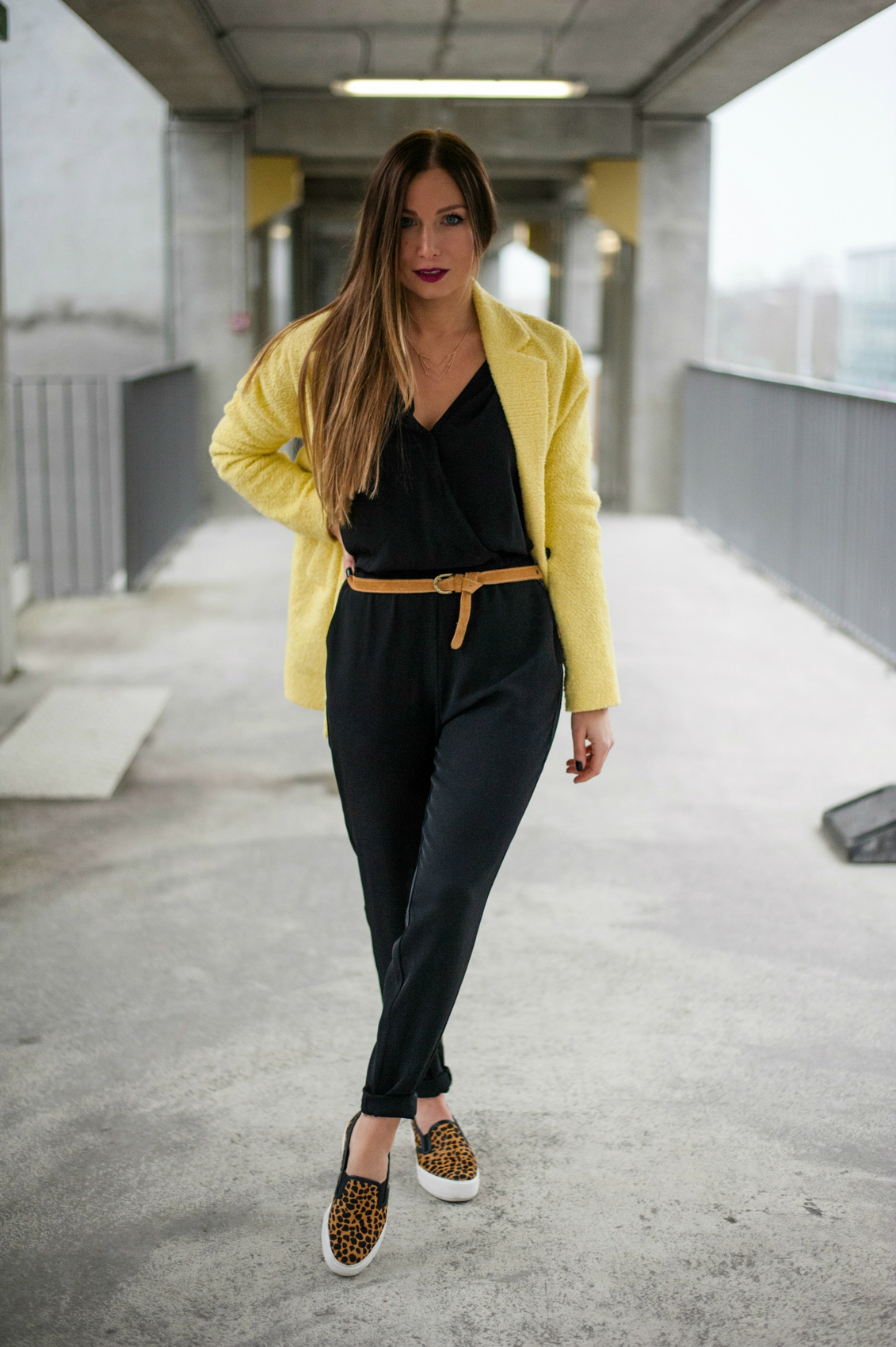 combinaison noir h&m col v manteau jaune oversized etam sneakers leopard blog mode