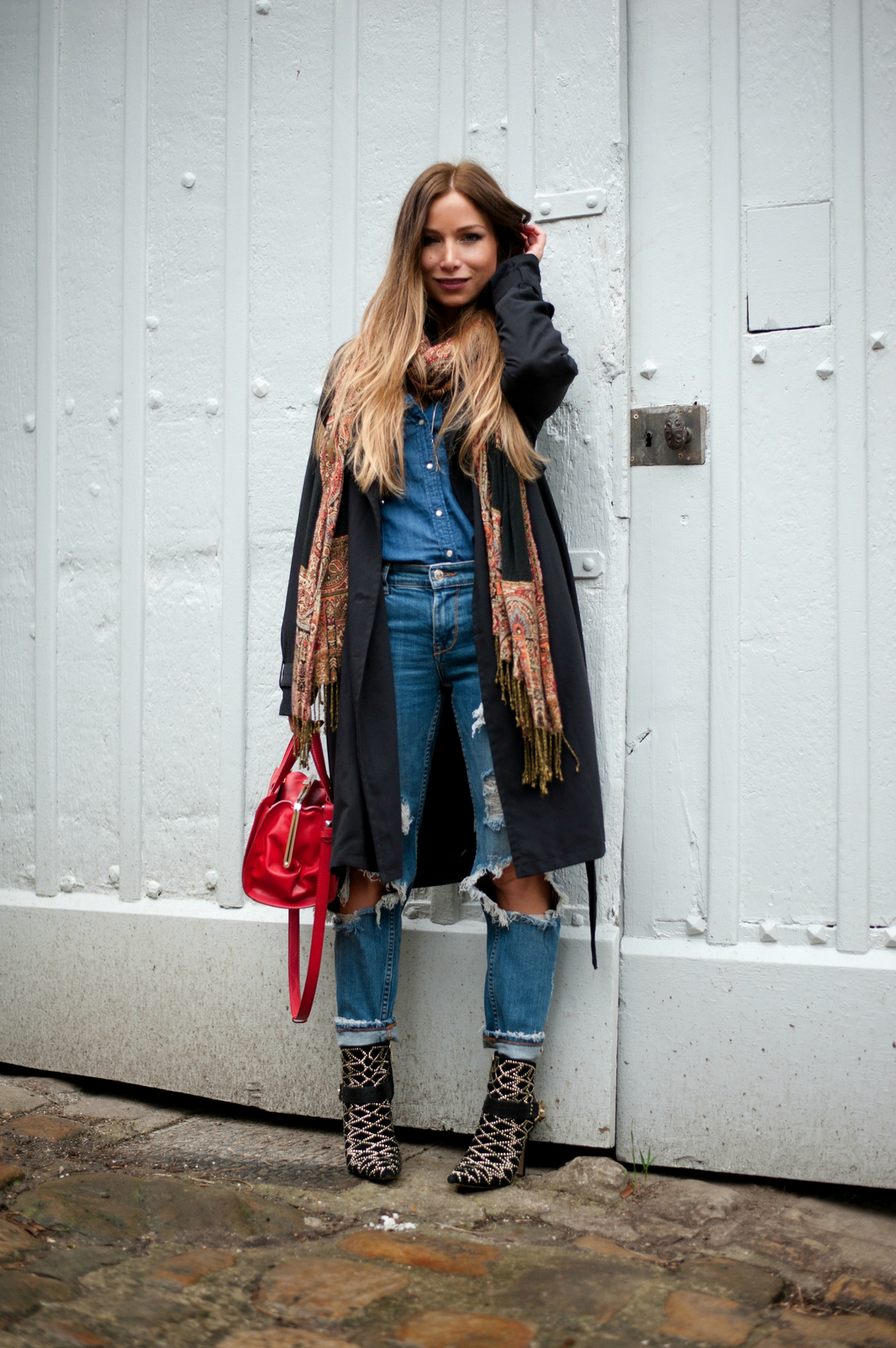 total look jeans boyfriend + chemise en jean denim on denim with trench coat and low boots