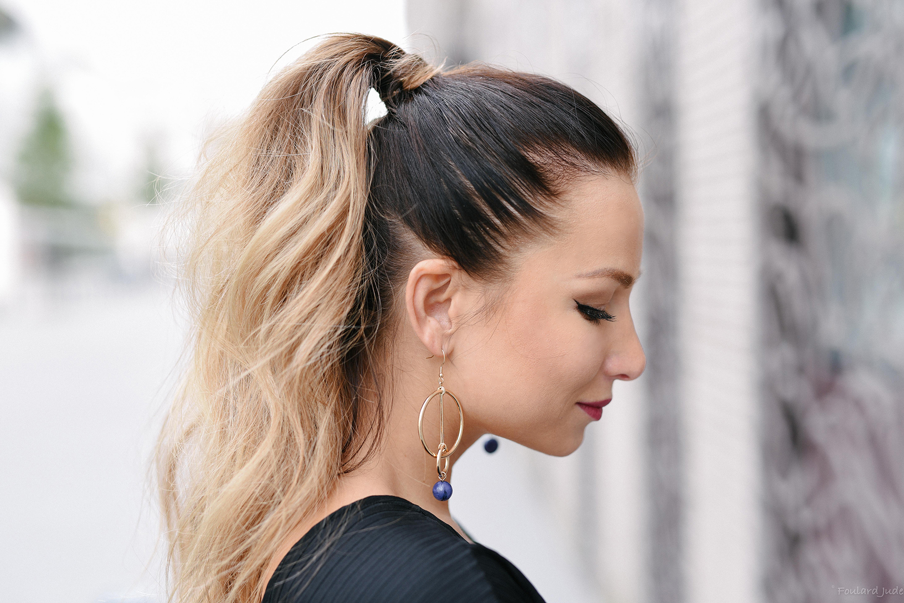 pony tail bronde tie and dye curly hair