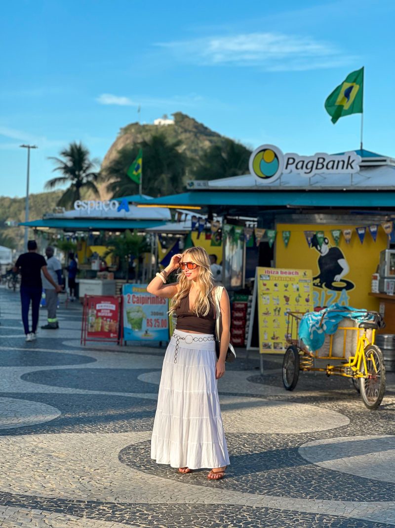 Copacabana vibes : la jupe longue blanche, tendance de l'été