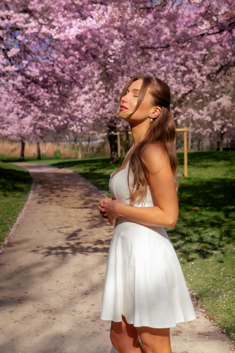 Ma robe blanche dos nu, sous les cerisiers en fleurs