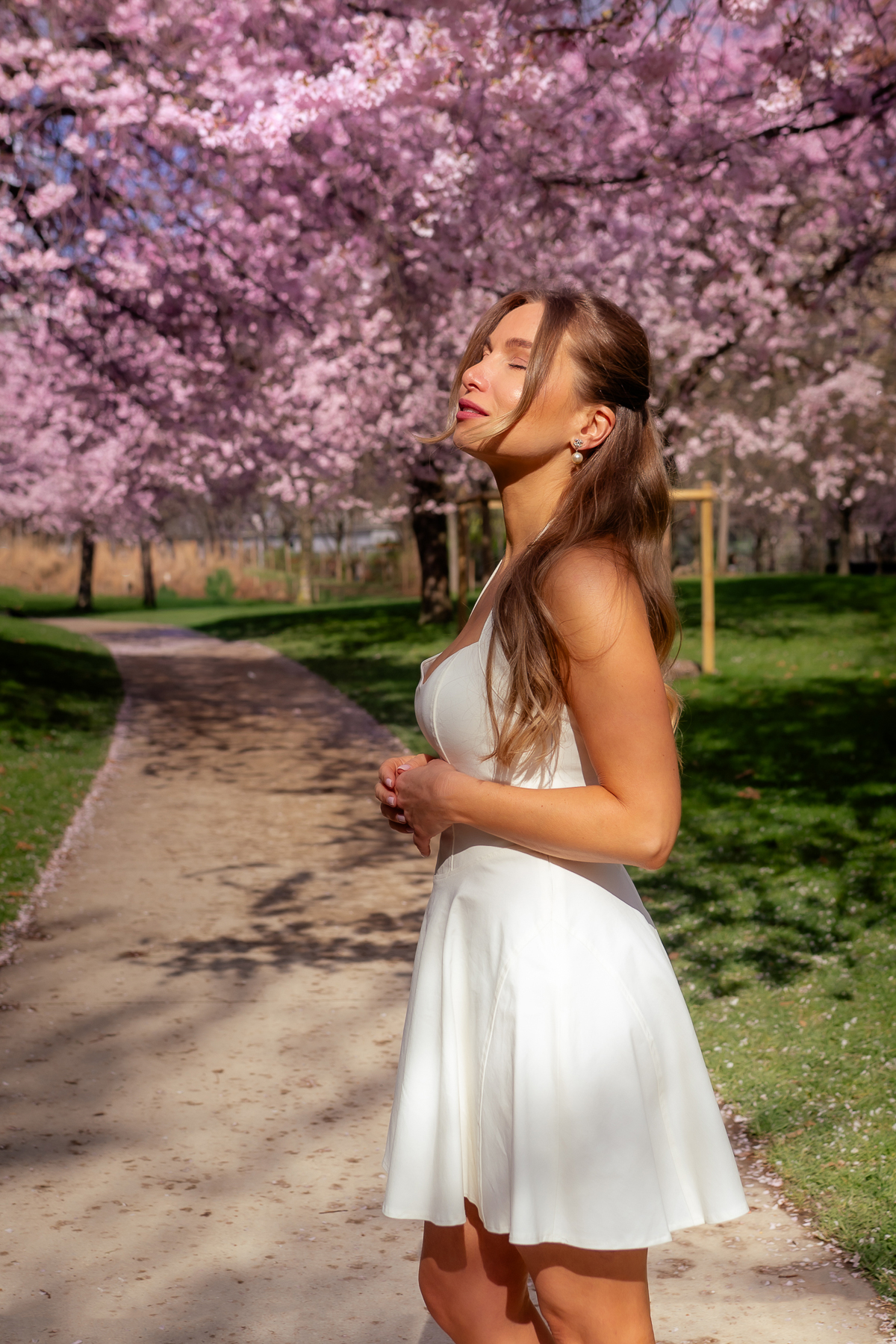 Ma robe blanche dos nu, sous les cerisiers en fleurs